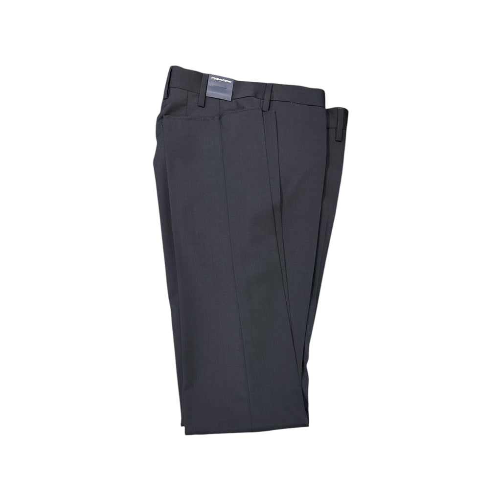 „Modell trägt die Angelo Nardelli Herrenhose im Business‑Look, Kombination mit weißem Hemd“