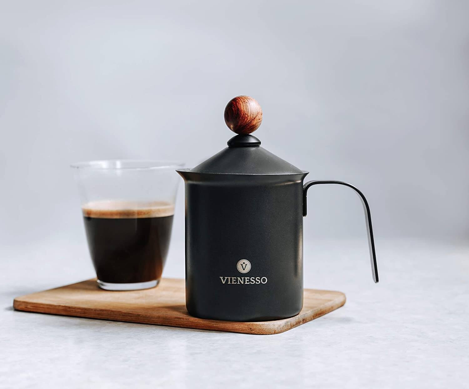 Manueller Hand-Milchaufschäumer aus Edelstahl mit Doppelsieb